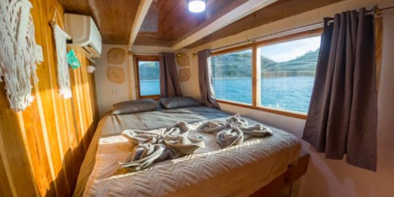almadira-CABIN-4-5-Deluxe-Ocean-Upper-Deck-queen-Bed-Bathroom-4-2.jpg