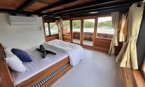 flores-utama-Royal-Master-Queen-Bed-extra-bed-1-1.jpg