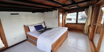 flores-utama-Royal-Master-Queen-Bed-extra-bed-4.jpg
