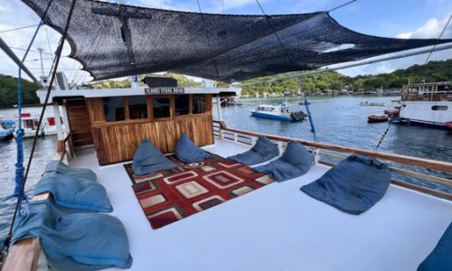 flores-utama-sundeck-1-1.jpg