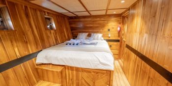 lamborajo-3-Cabin-4-superior-cabin-queen-bed-private-bathroom-7.jpg