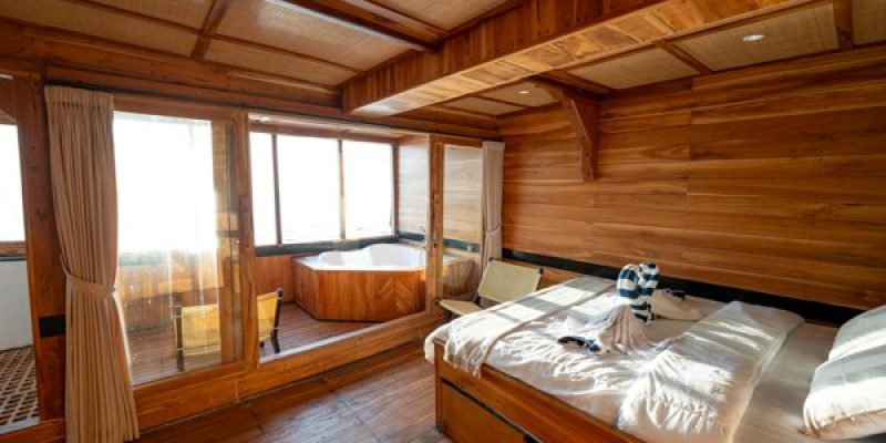 lamborajo-3-Cabin-5-Master-Ocean-Queen-bed-Extra-Single-Bed-private-bathroom-and-jacuzzi-1.jpg