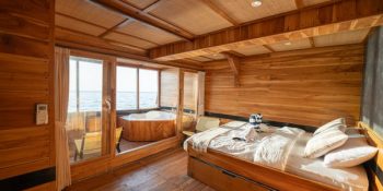 lamborajo-3-Cabin-5-Master-Ocean-Queen-bed-Extra-Single-Bed-private-bathroom-and-jacuzzi-3.jpg