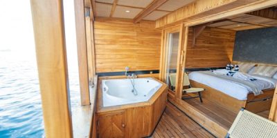 lamborajo-3-Cabin-5-Master-Ocean-Queen-bed-Extra-Single-Bed-private-bathroom-and-jacuzzi-5.jpg