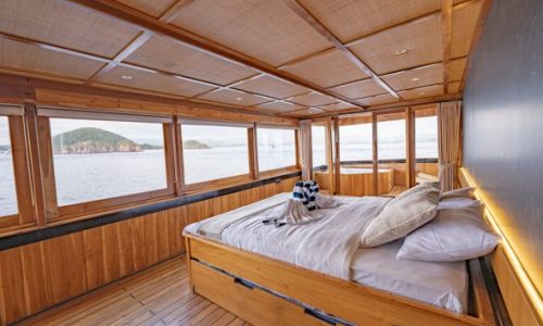 lamborajo-3-Cabin-7-Royal-Master-Queen-bed-Extra-2x-Single-Bed-private-bathroom-and-jacuzzi-3.jpg