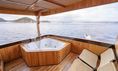 lamborajo-3-Cabin-7-Royal-Master-Queen-bed-Extra-2x-Single-Bed-private-bathroom-and-jacuzzi-4-1.jpg