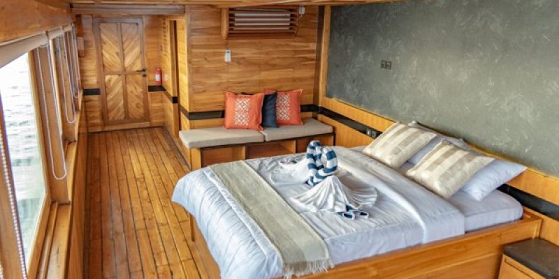 lamborajo-3-Cabin-8-Royal-Master-Queen-bed-Extra-2x-Single-Bed-private-bathroom-and-jacuzzi-1.jpg